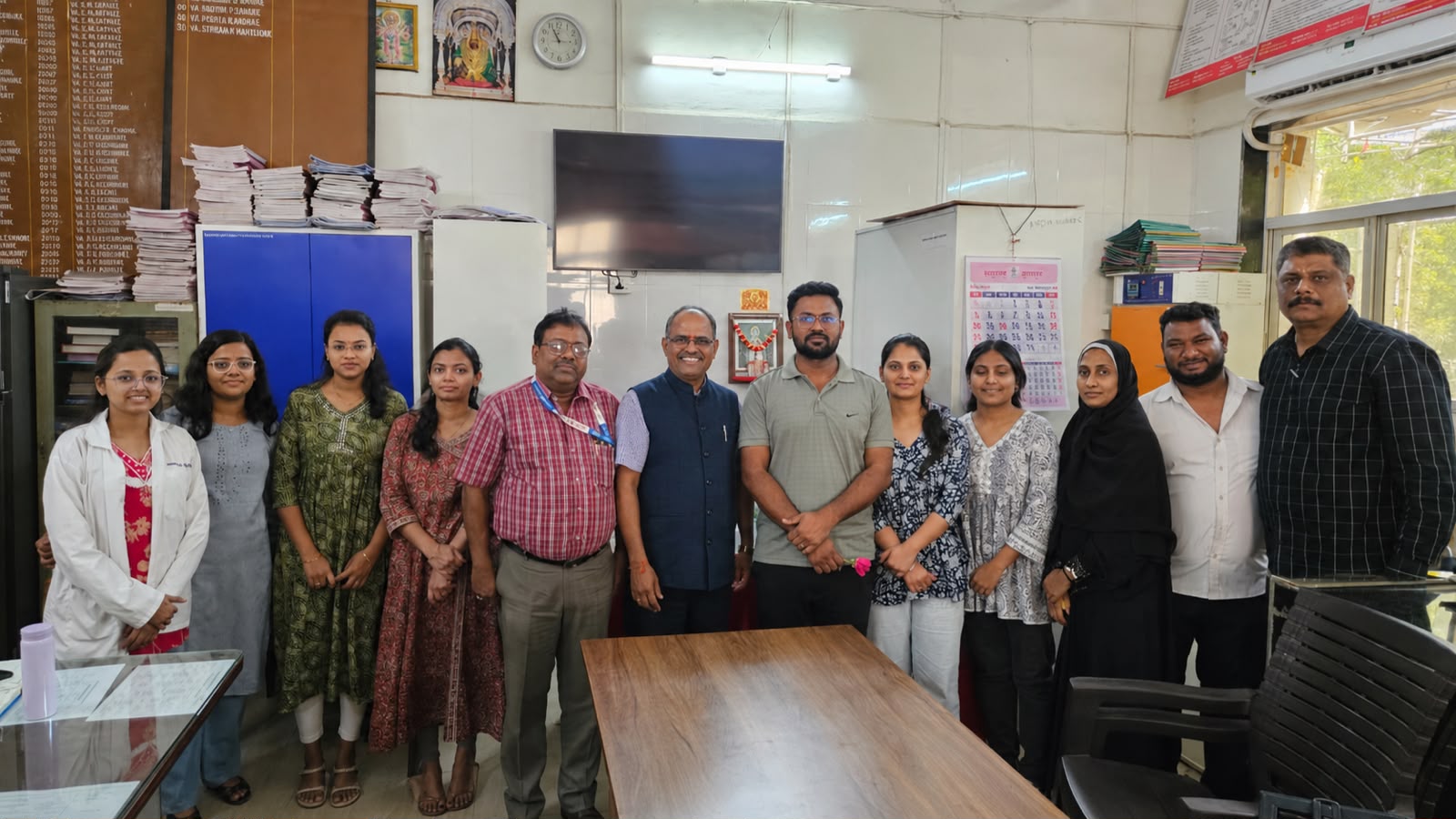 शारीर क्रिया विभागातील अध्यापक, पदव्युत्तर विद्यार्थी आणि कर्मचारी